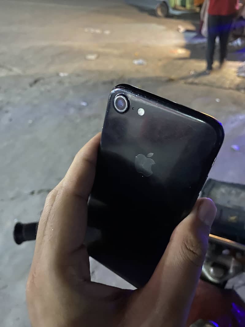 Apple iPhone 7 with  no battery 8