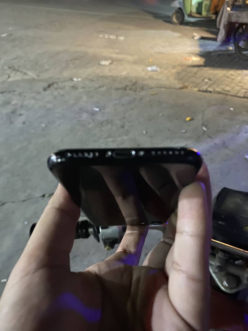 Apple iPhone 7 with  no battery 9