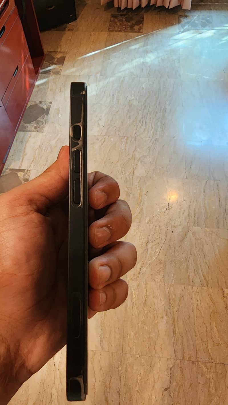 Apple iPhone 16e 1