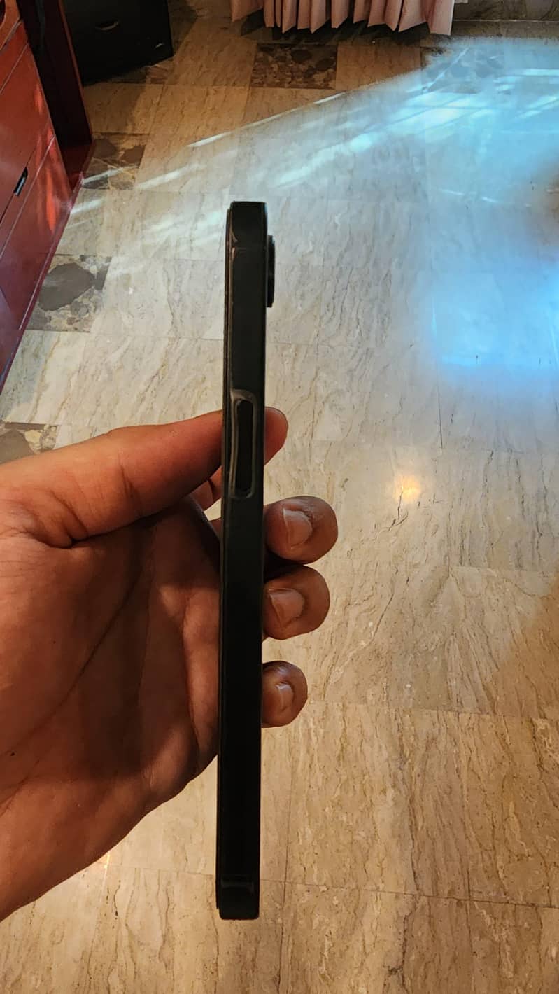 Apple iPhone 16e 4