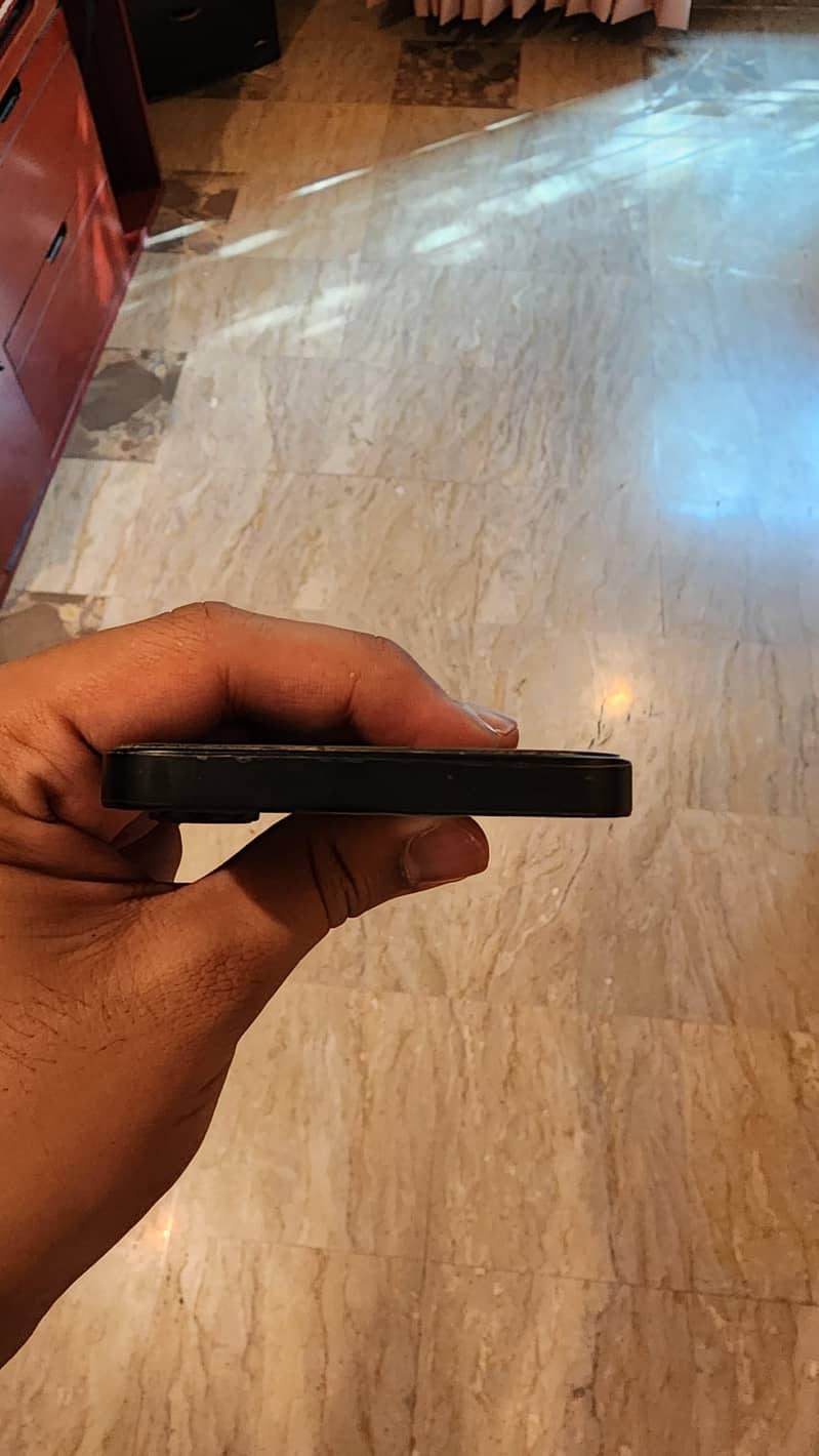Apple iPhone 16e 5