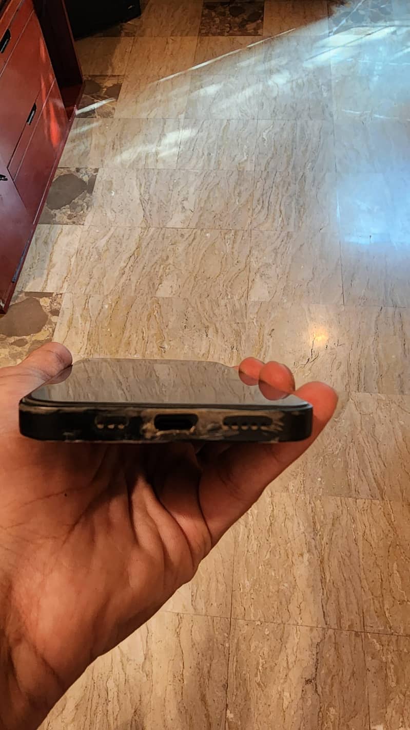 Apple iPhone 16e 6