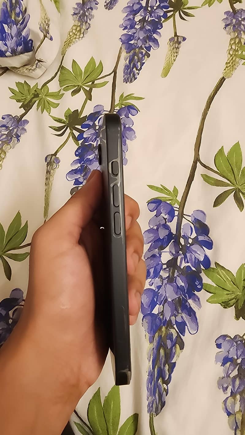 Apple iPhone 16e 7