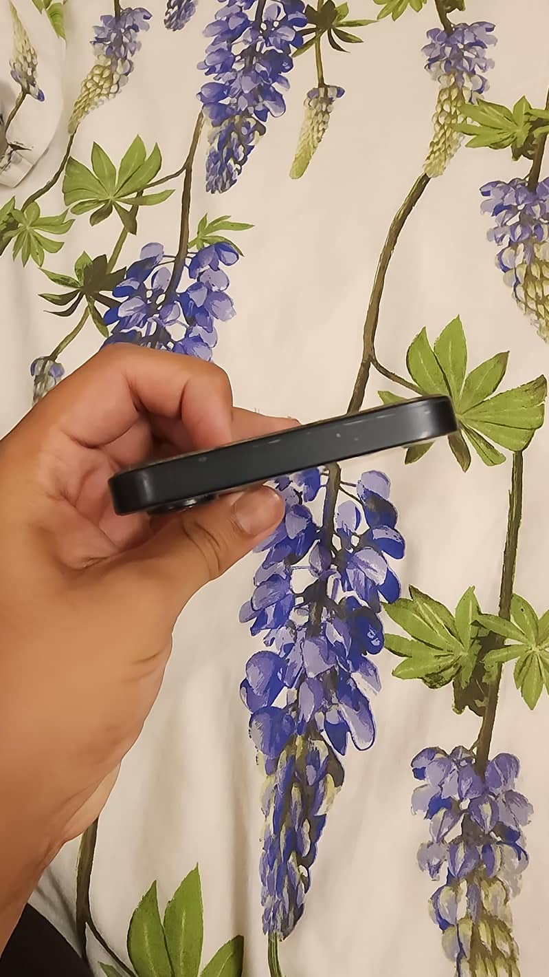 Apple iPhone 16e 8