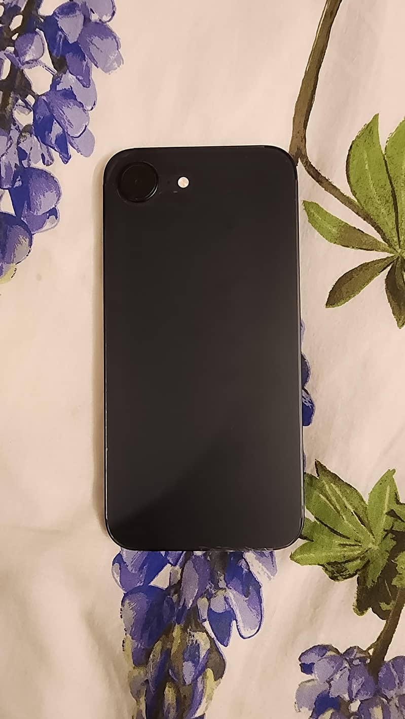 Apple iPhone 16e 9