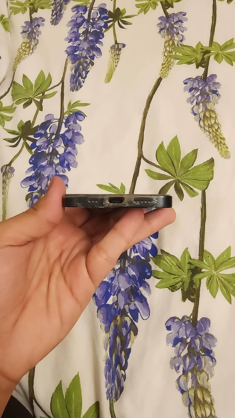 Apple iPhone 16e 11