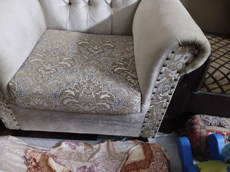 best quality clean sofas and table 7