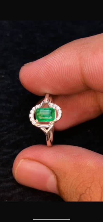 Outstanding Ring of Natural Emerald stunning Gem