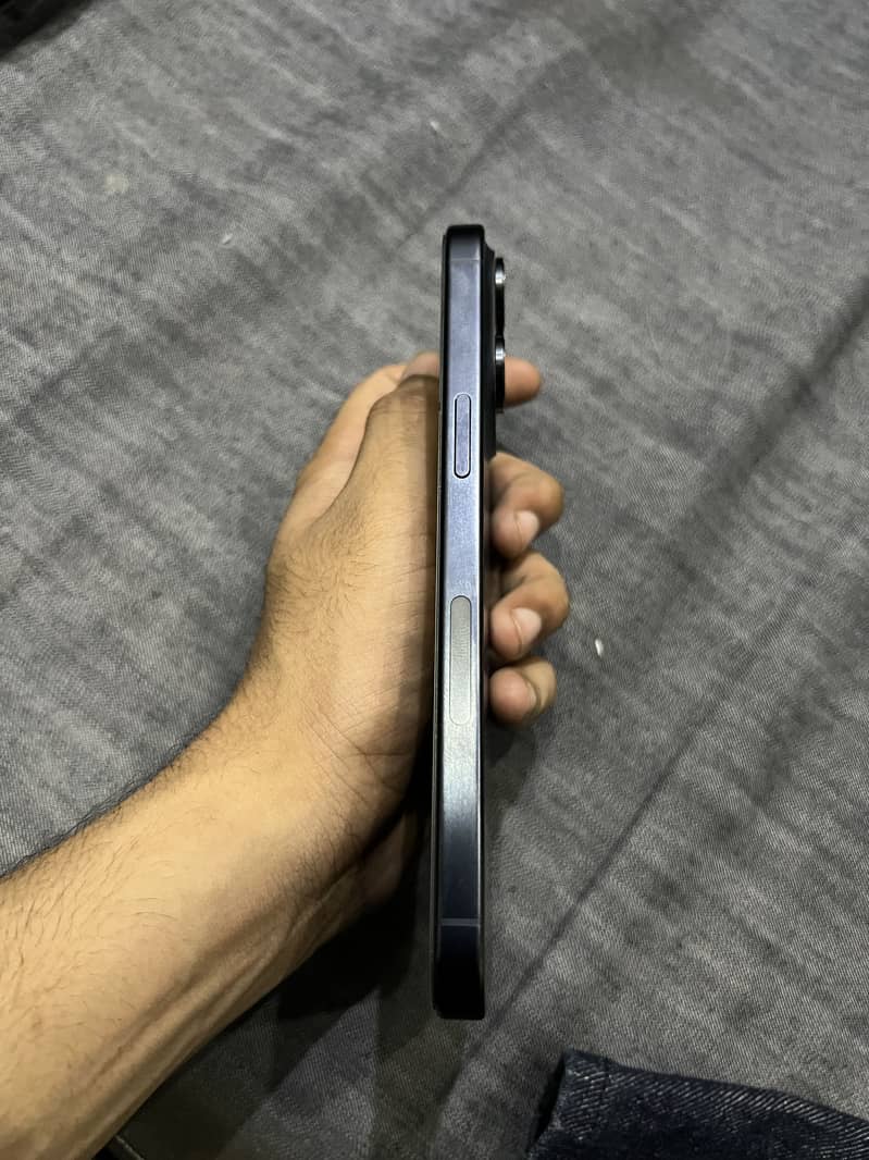 iPhone 15 Pro Max 4