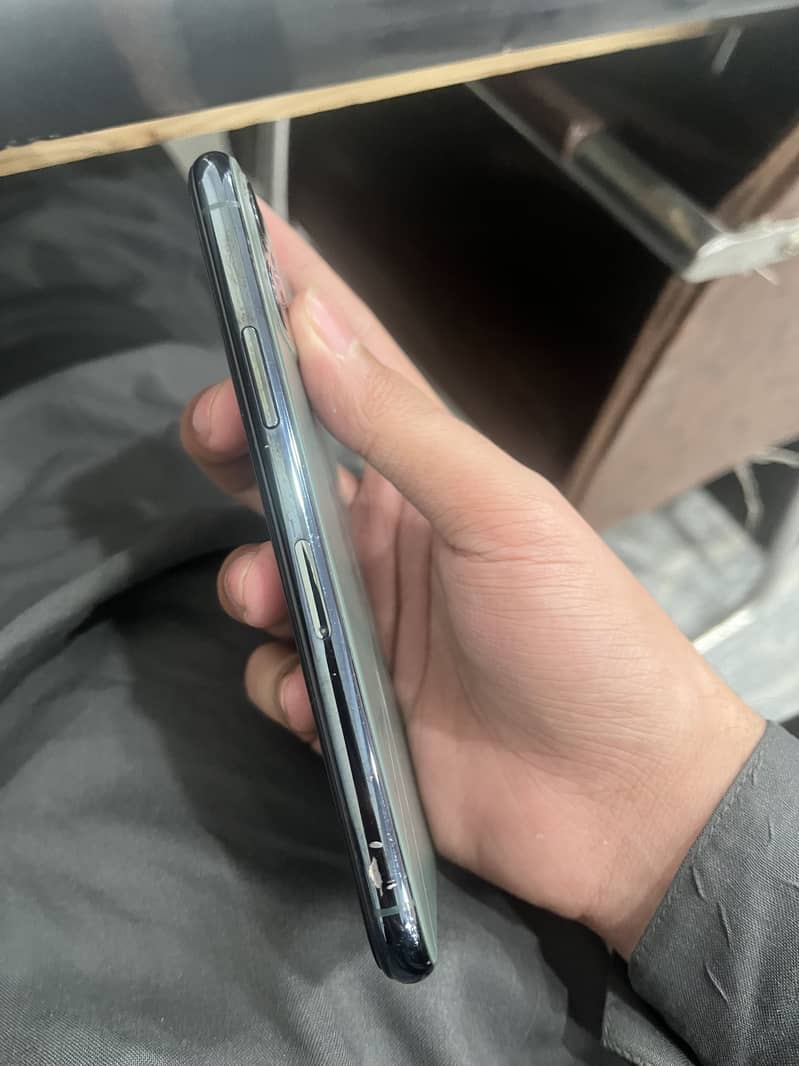 Apple iPhone 11 Pro 4