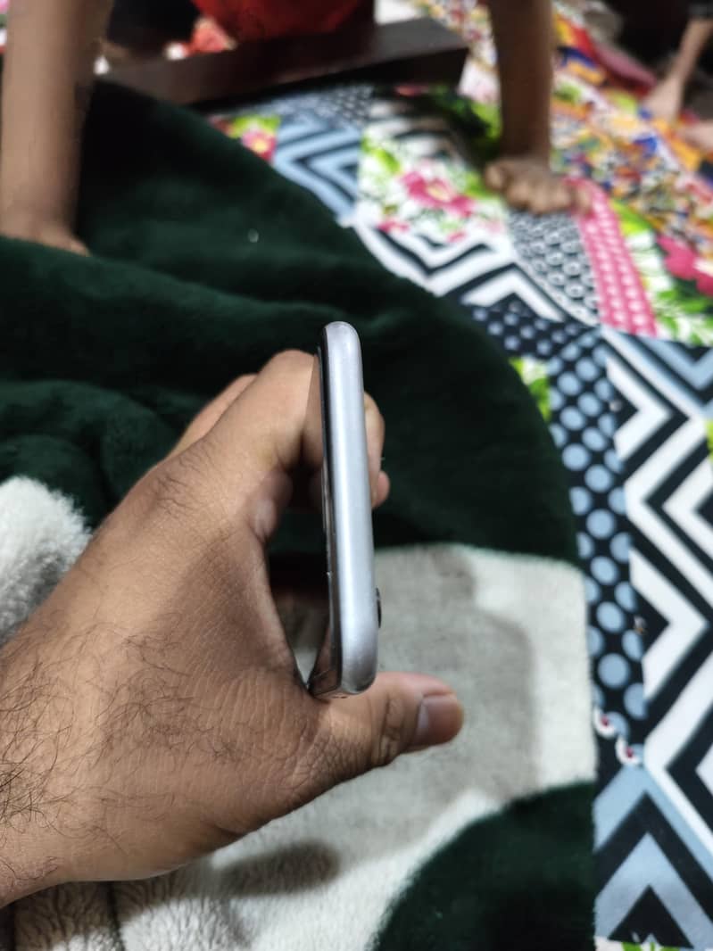 Apple iPhone 6S 4