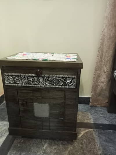 it's not solid wood . . . kekar pe Bana hoa ha in a very good condition