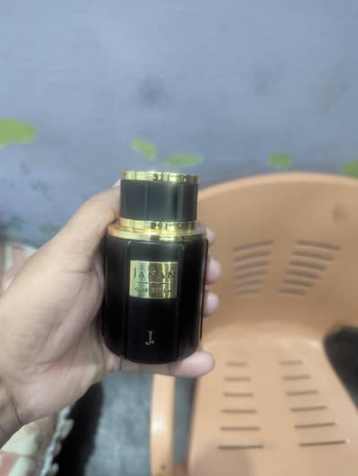 ye new perfume h ,ye sale krna chahta ho 5 bar many use ki ho gi ,