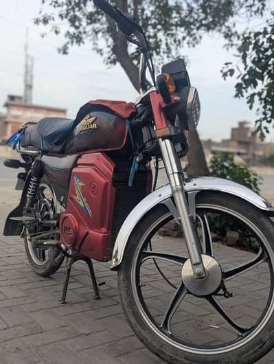 1 year chali h 2025 model . ndition new . model ms jaguar , Alloy rim