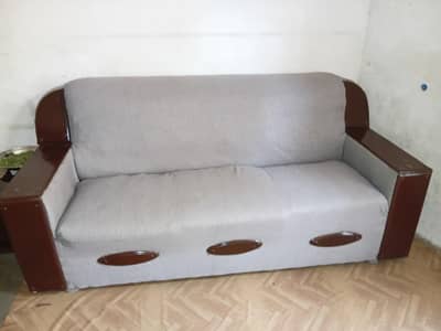 recently Poshished 3 seater sofa in good condition