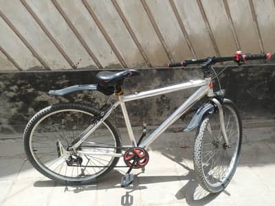 Bhot zabardast cycle hai puri  aluminum body hai 26 Size hai