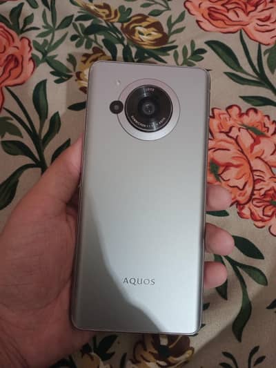 Sharp Aquos r7
