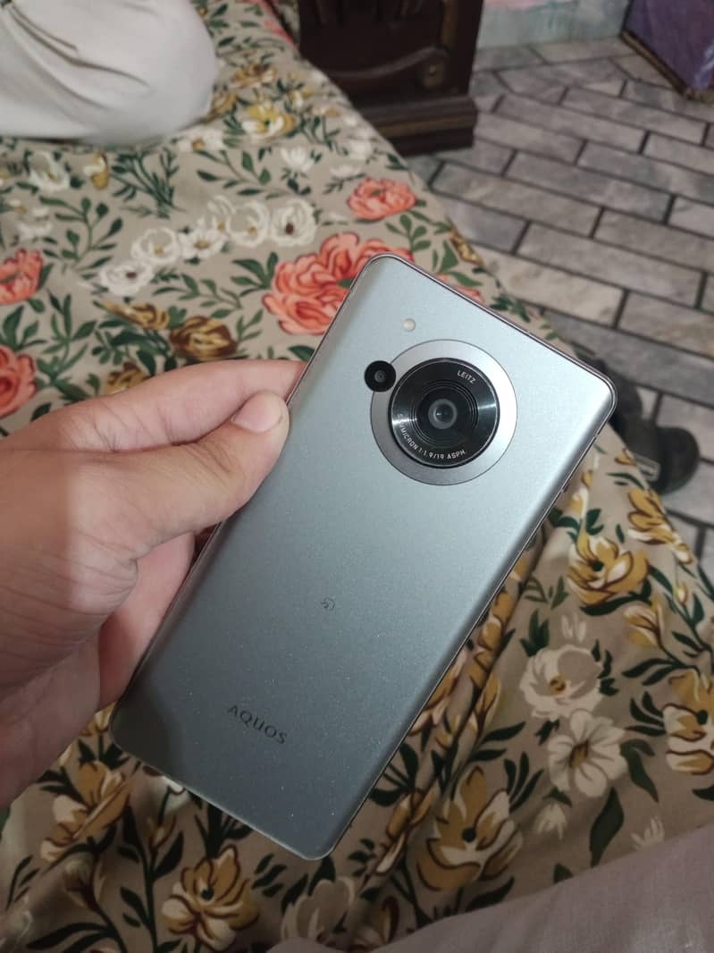 Sharp Aquos r7 5