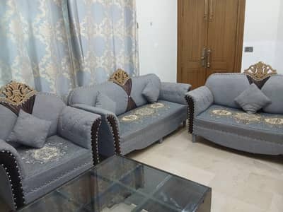 7 Seater Sofa set (Looks brand new)