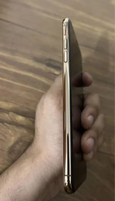 Apple iPhone XS Max description mai dak kr pr mess kry