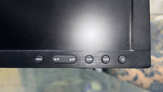 Samsung monitor (24inch) with border