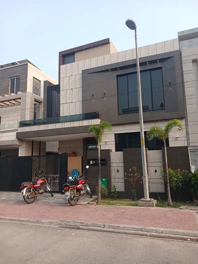 10 Marla House Available For Rent Bahria Town Lahore