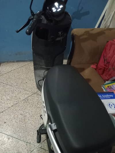Revoo A10 Ladies hand scooty