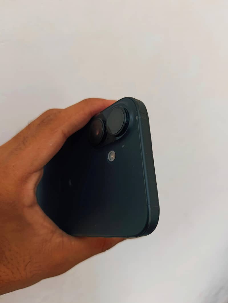 Apple iPhone 16 4