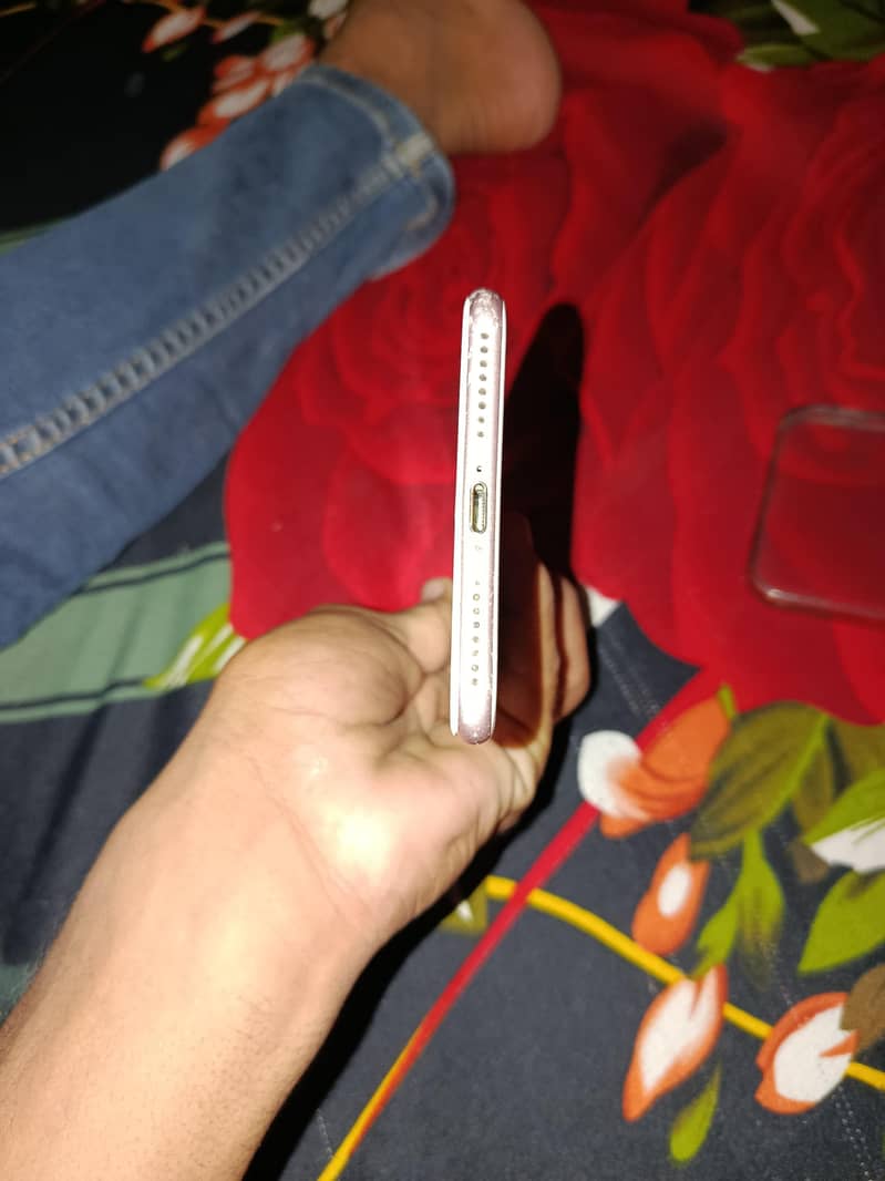 Apple iPhone 7 Plus 0