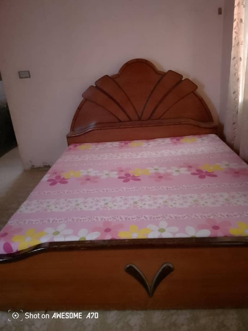 king bed with one attach space 0