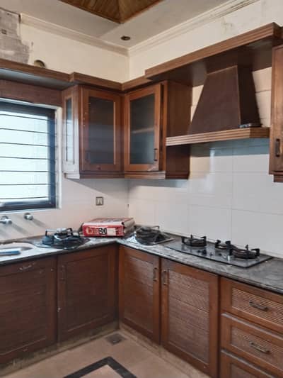 10 marla upper portion for rent in Tariq Gardens