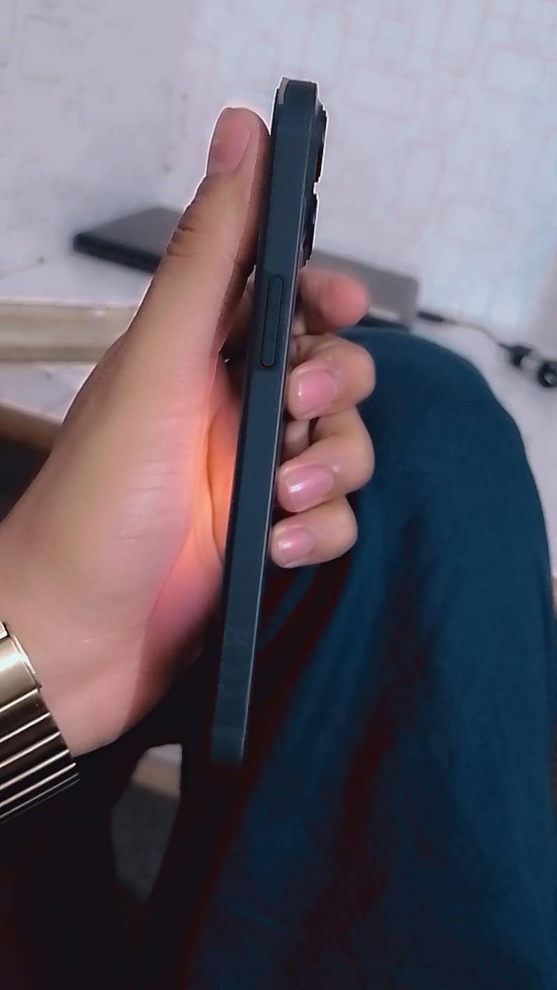 Apple iPhone 13 2