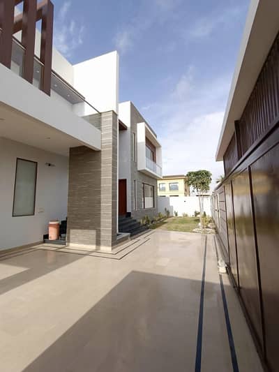 1000sq yd Luxury Villa with Designer Kitchen, Washroom and Elevation. Ready to Move