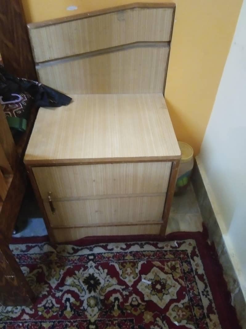 side tablein good condition 0