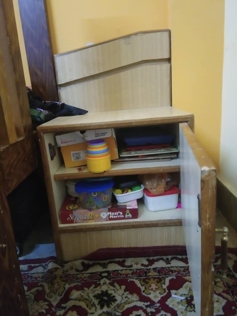 side tablein good condition 1