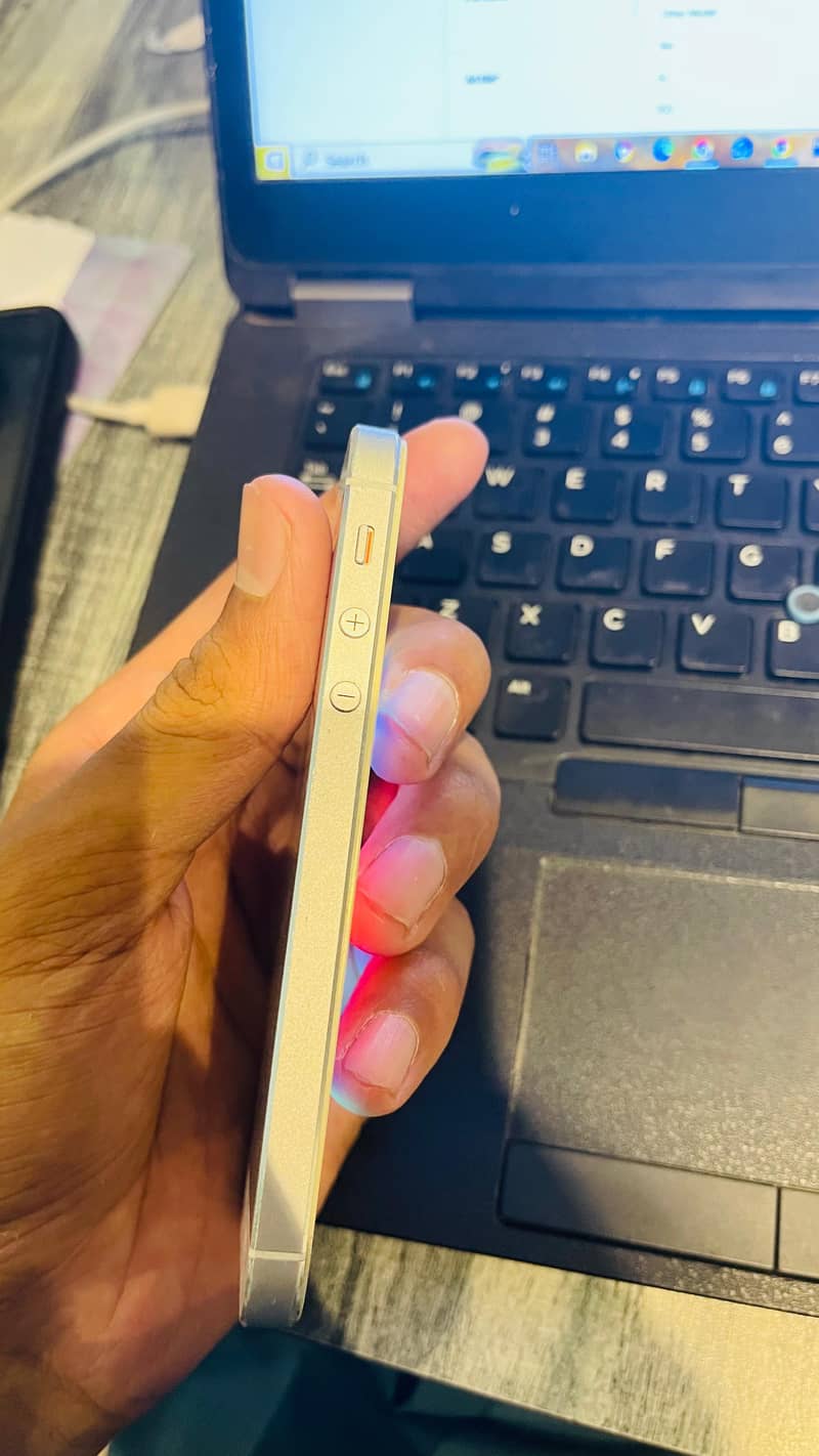 Apple iPhone 5c 4