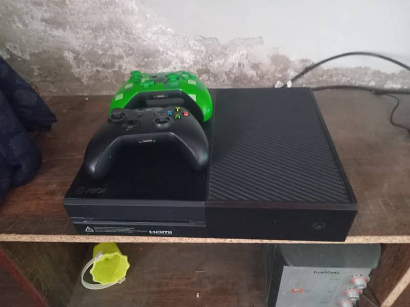 Xbox One with 2 wireless Controllers 0