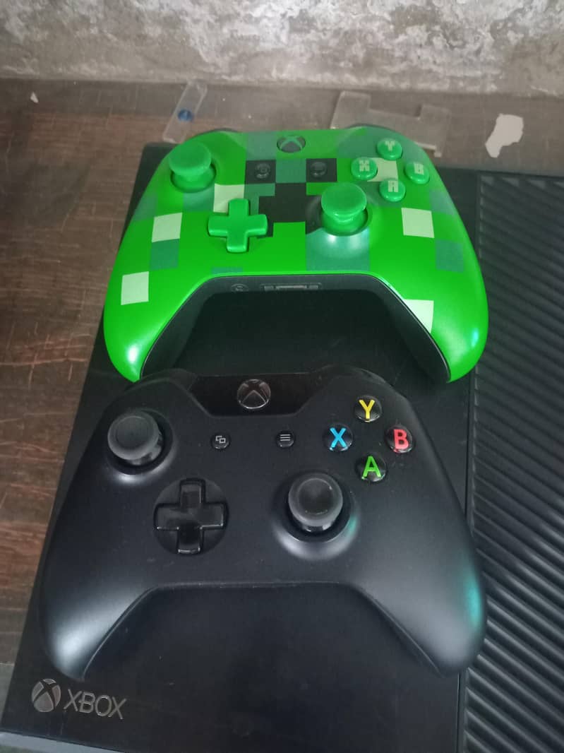 Xbox One with 2 wireless Controllers 1