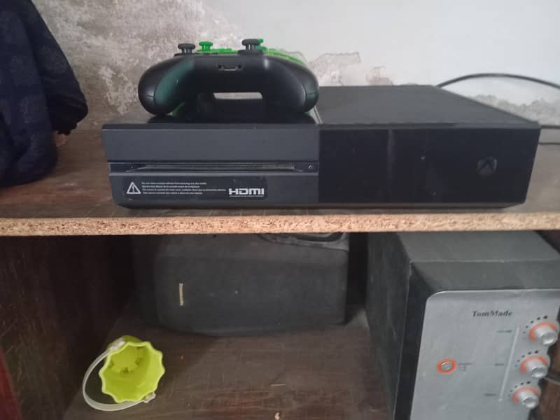 Xbox One with 2 wireless Controllers 2