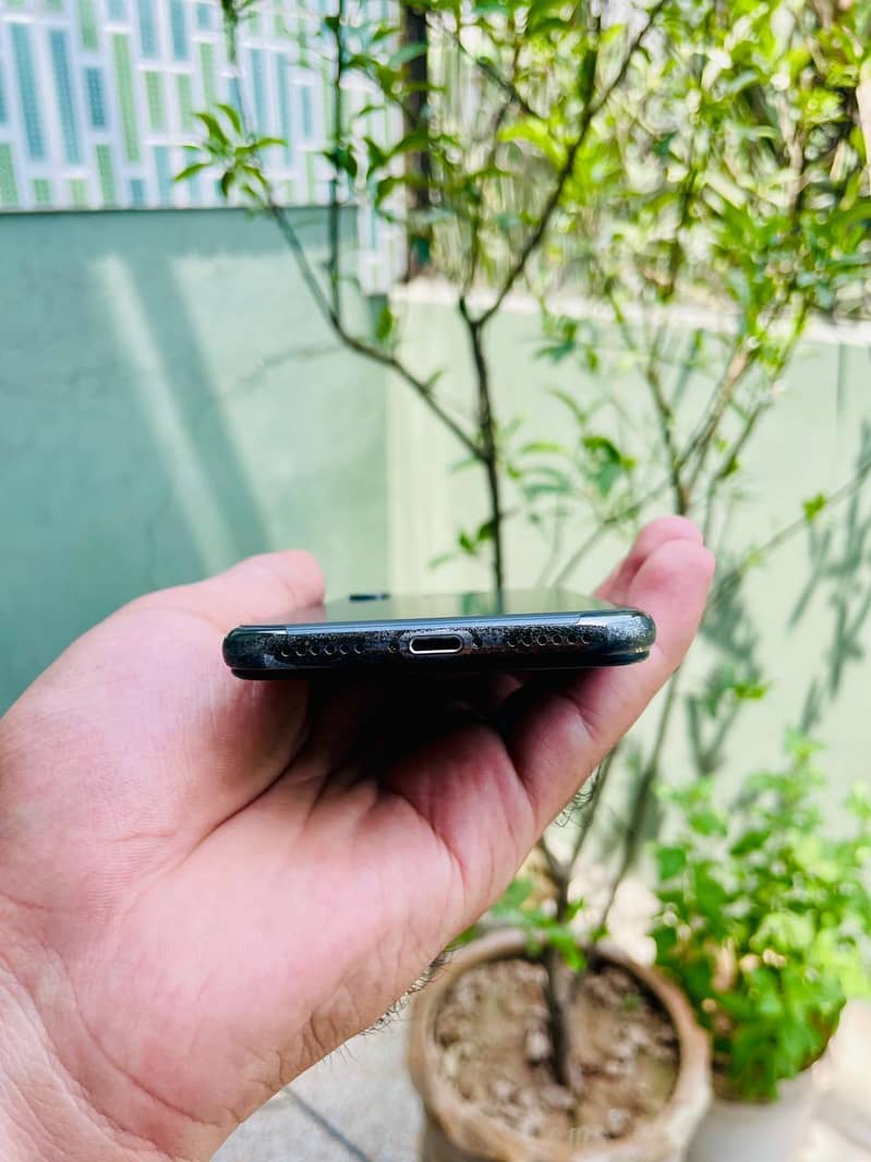 Apple iPhone X 4