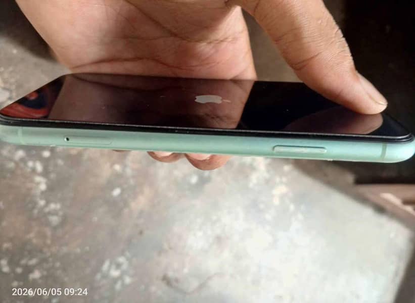 Apple iPhone 11 4