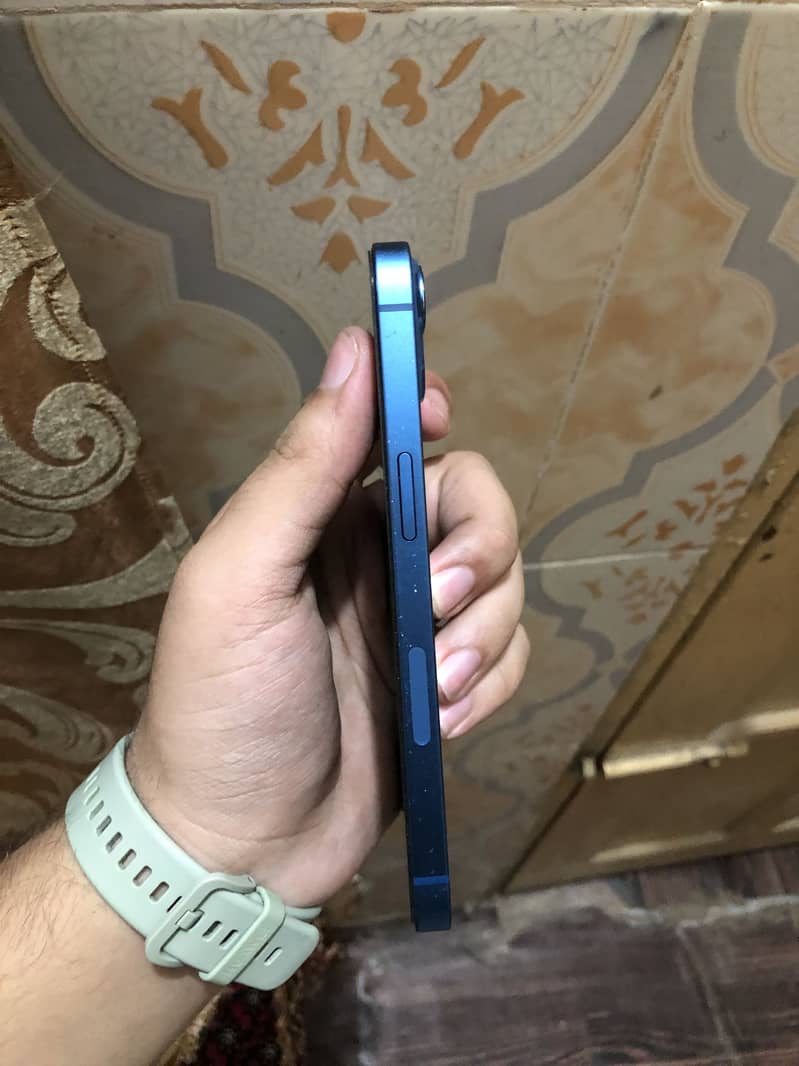 Apple iPhone 13 5