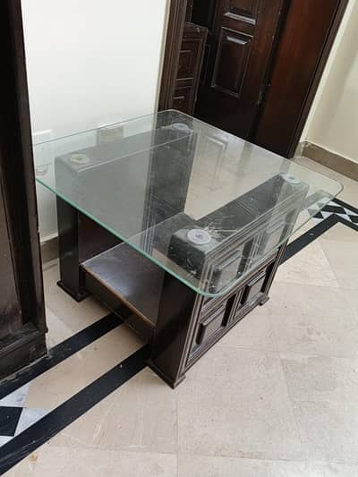 one center and 2 sides tables