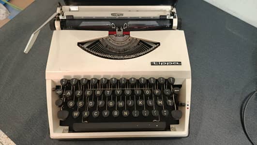 Typewriter - Mechanical Portable Typewriter