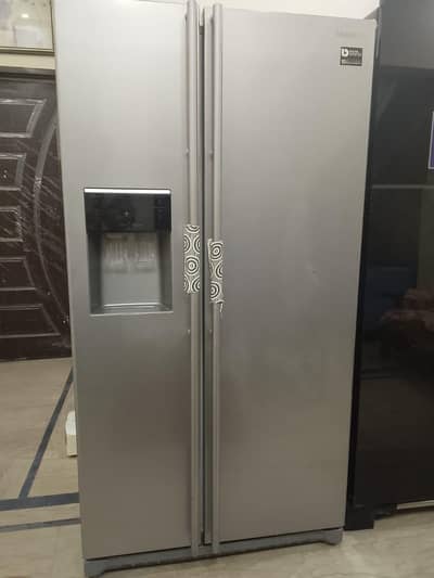 SAMSUNG DOUBLE DOOR REFRIGERATOR WITH BUILT IN ICE MAKER - EXCELLENT