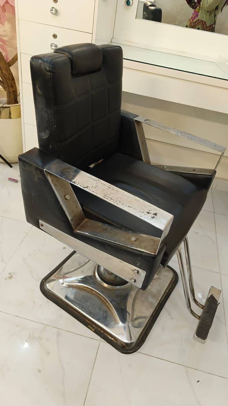 Makeup Chair 1