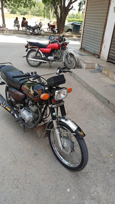Honda 125 (slightly one hand used)