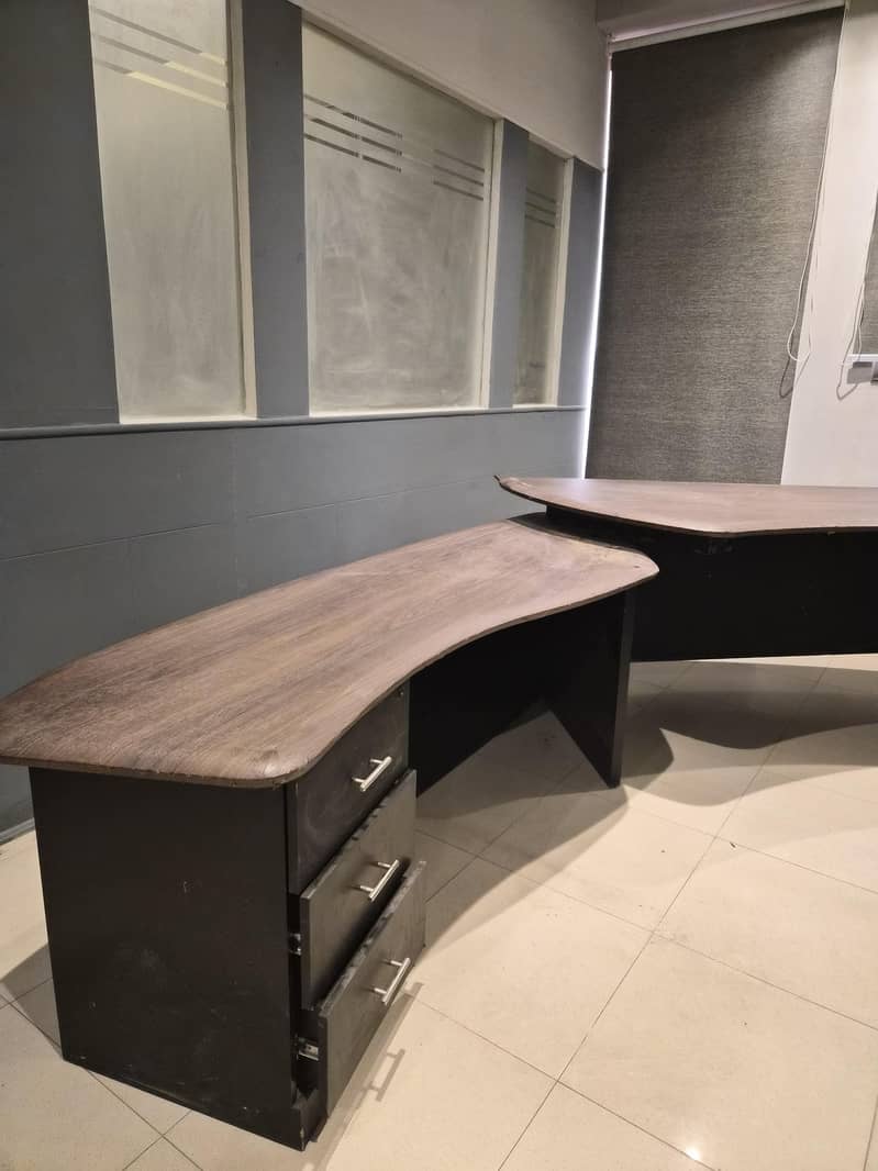 Large capacity office table 0