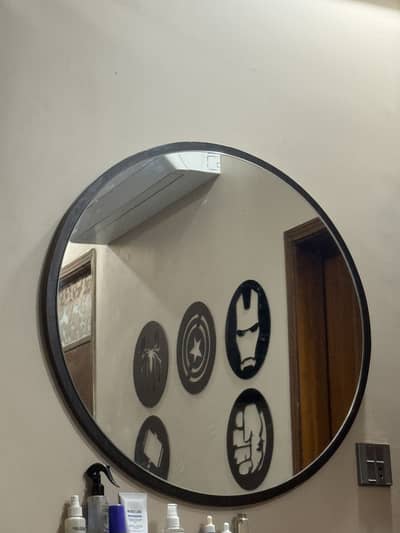 Round mirror
