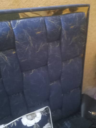 2 beds ha full new condition ha aur sath sofa set bhi ha